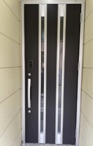 動物園前民泊の扉