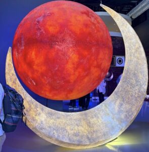 トルコパビリオンのモニュメント「太陽と月」