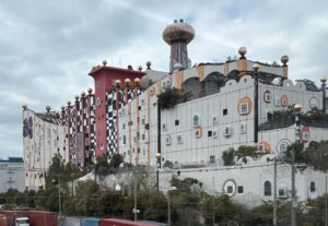 桜島からの桜島から万博会場へ向かうシャトルバスから撮った世界一美しいゴミ処理場と呼ばれる舞洲工場
