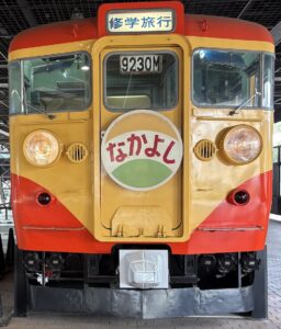 鉄道博物館前に展示されている電車