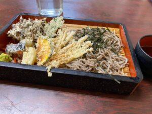 「おかめ支店」の舞茸天ザルそば(草津温泉バスターミナル1階)