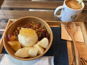 オリジナルボールとホットコーヒー