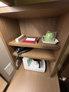 客室のデスク奥の棚の中