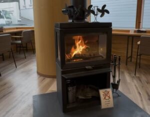 暖炉があるおしゃれな店内