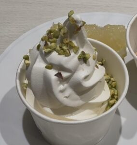 ソフトクリームがセルフで作れる（さんふらわあさっぽろ）