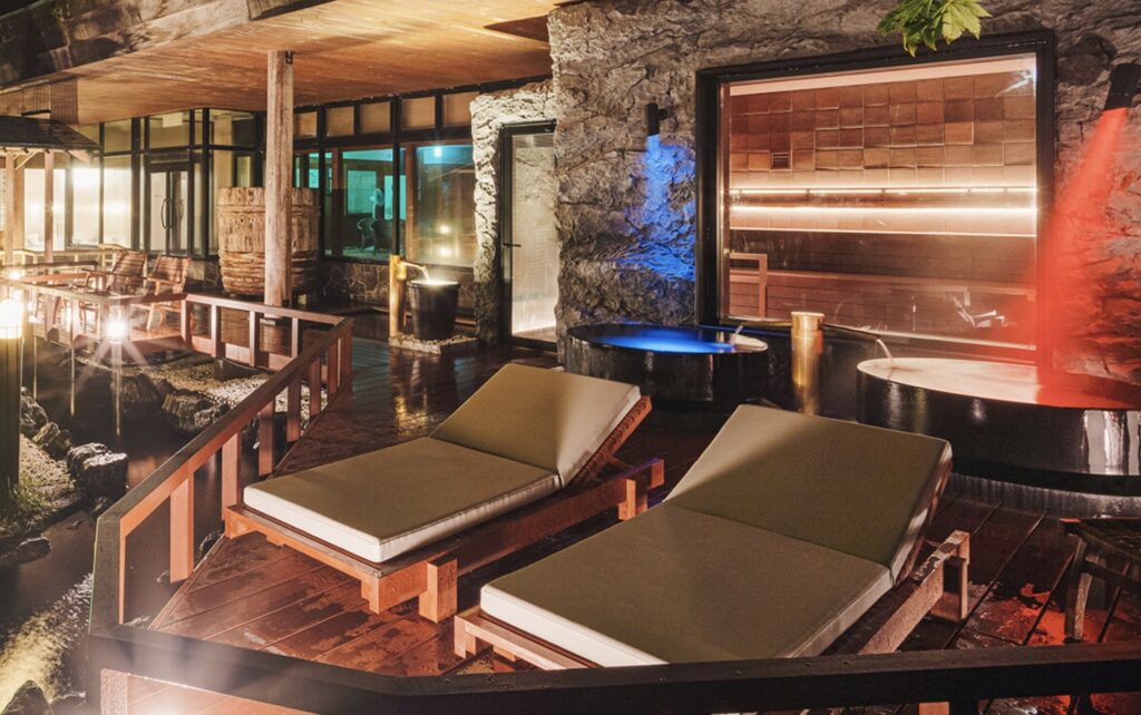 鬼サウナと外気浴スペース(登別グランドホテル)
