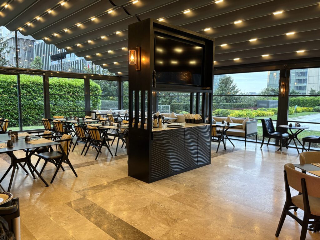 THE GLOBE RESTAURANT(ヒルトン イスタンブール ボモンティ ホテル)