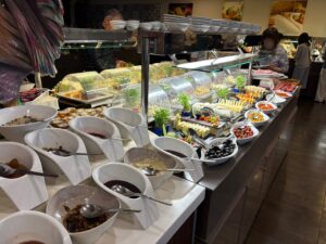 チーズやオリーブが並ぶ朝食ビュッフェ