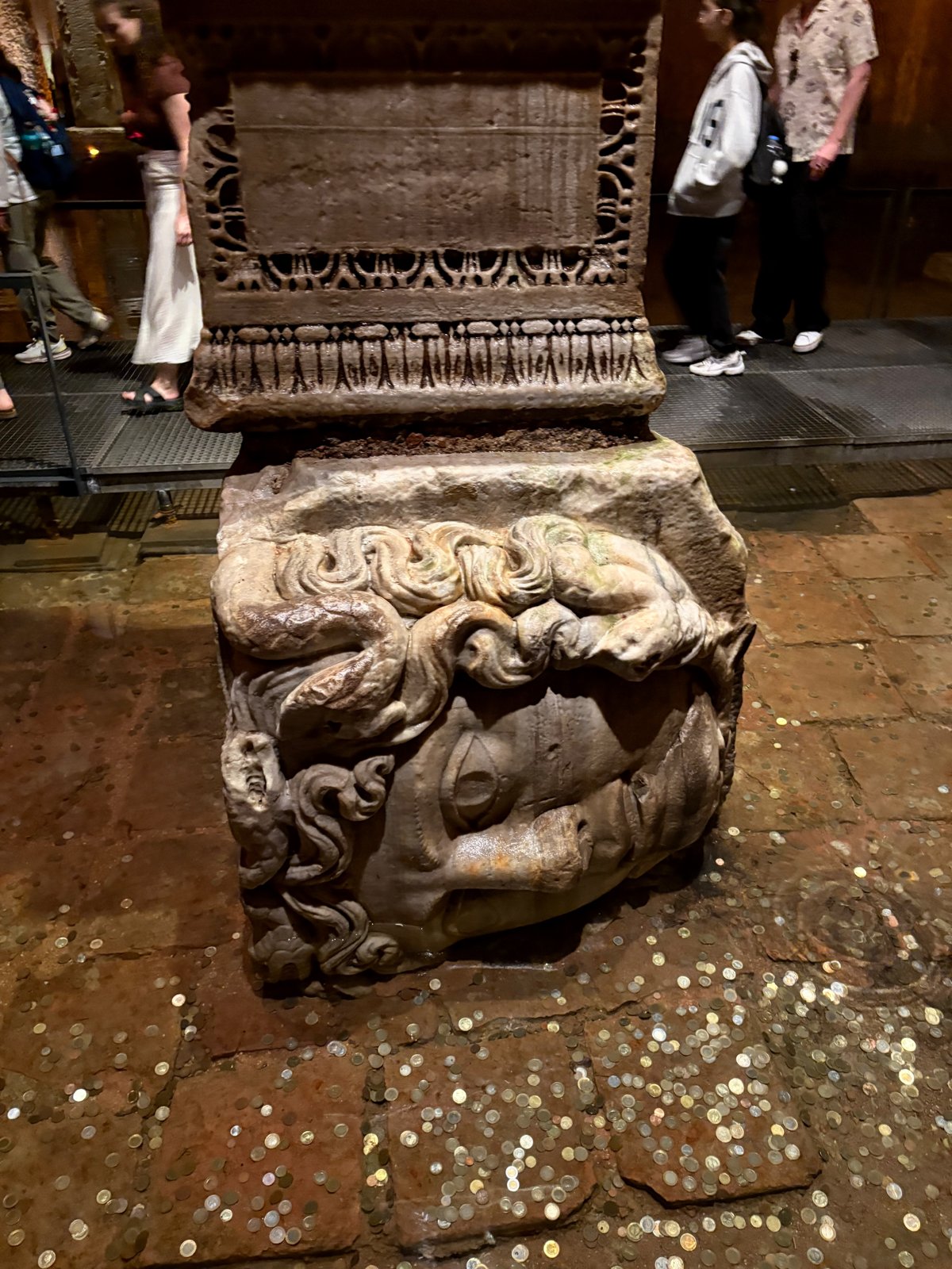 地下宮殿(バシリカ・シスタン)のメデューサの首