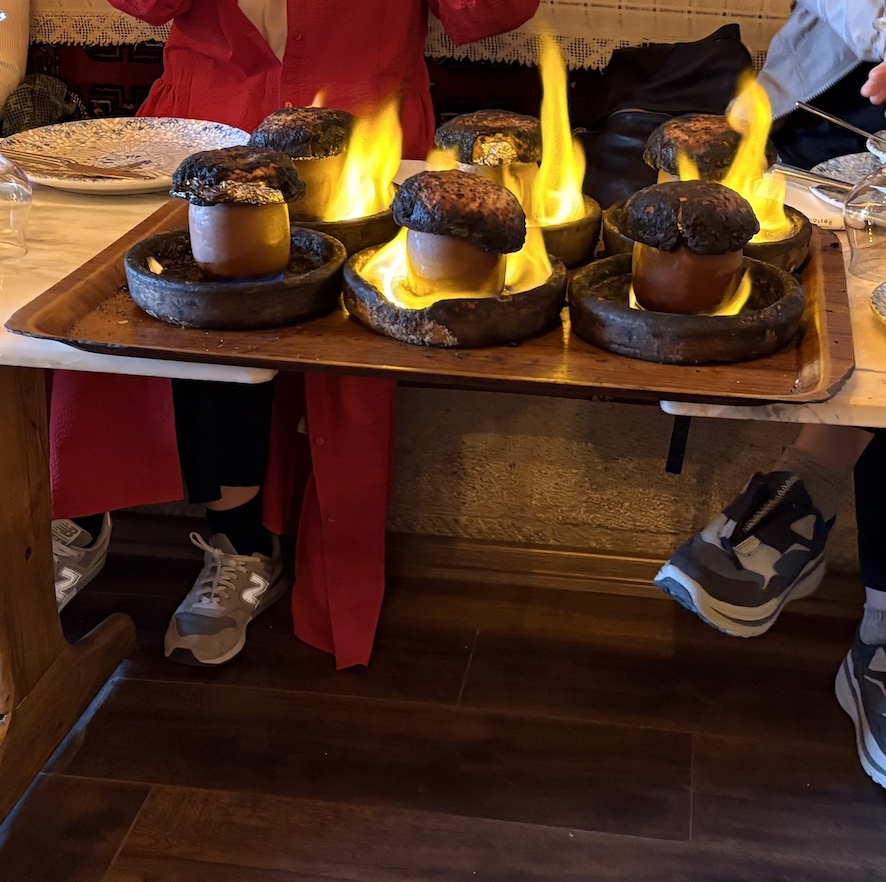 洞窟レストランのテスティケバブ（壺ケバブ）BIZIM EV RESTAURANT