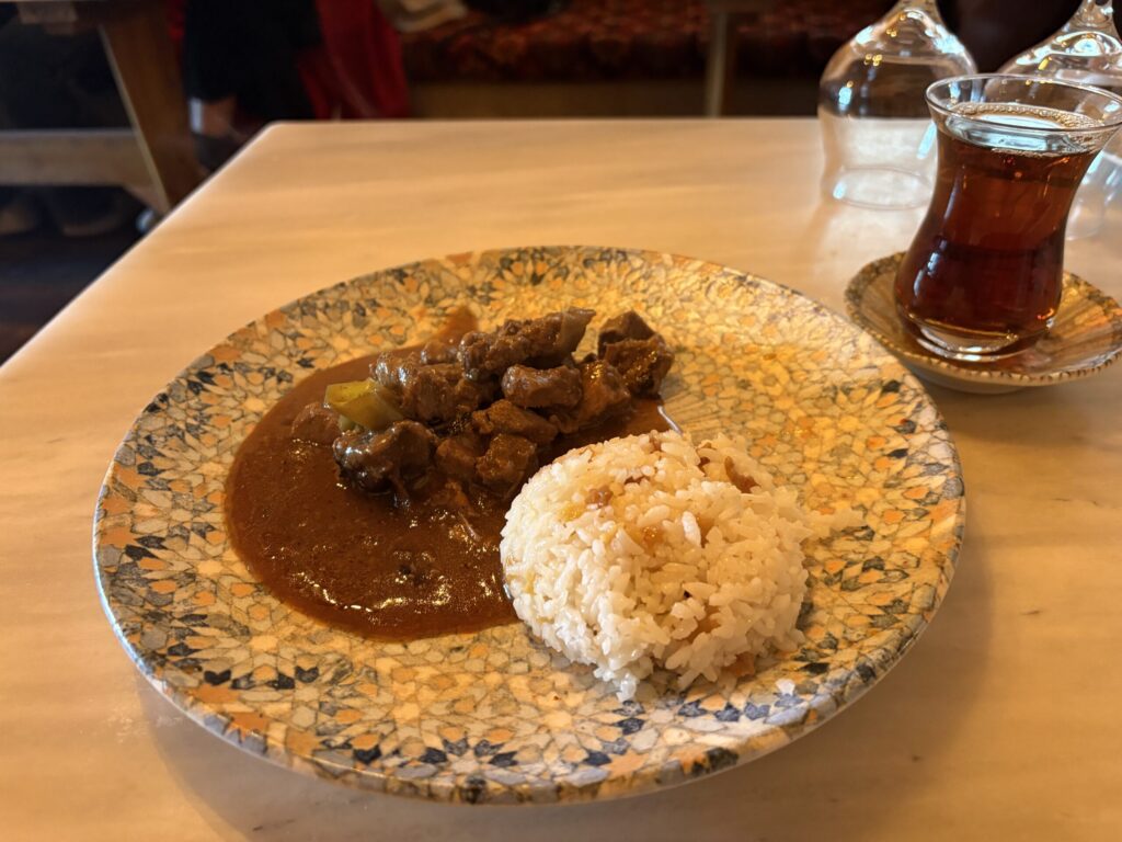 テスティケバブとチャイ（BIZIM EV RESTAURANT）