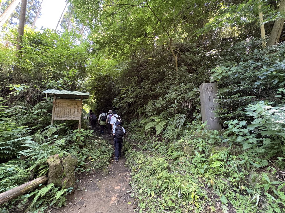 熊野神社の参道入口に立つ石柱