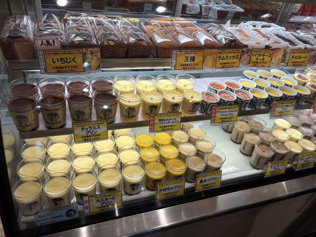 マーロウ逗子店のビーカープリンが並ぶショーケース