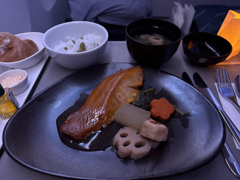 グリルマダイ(真鯛)、野菜の銀杏ソース添え、ウニソース(ターキッシュエアラインズ ビジネスクラス)