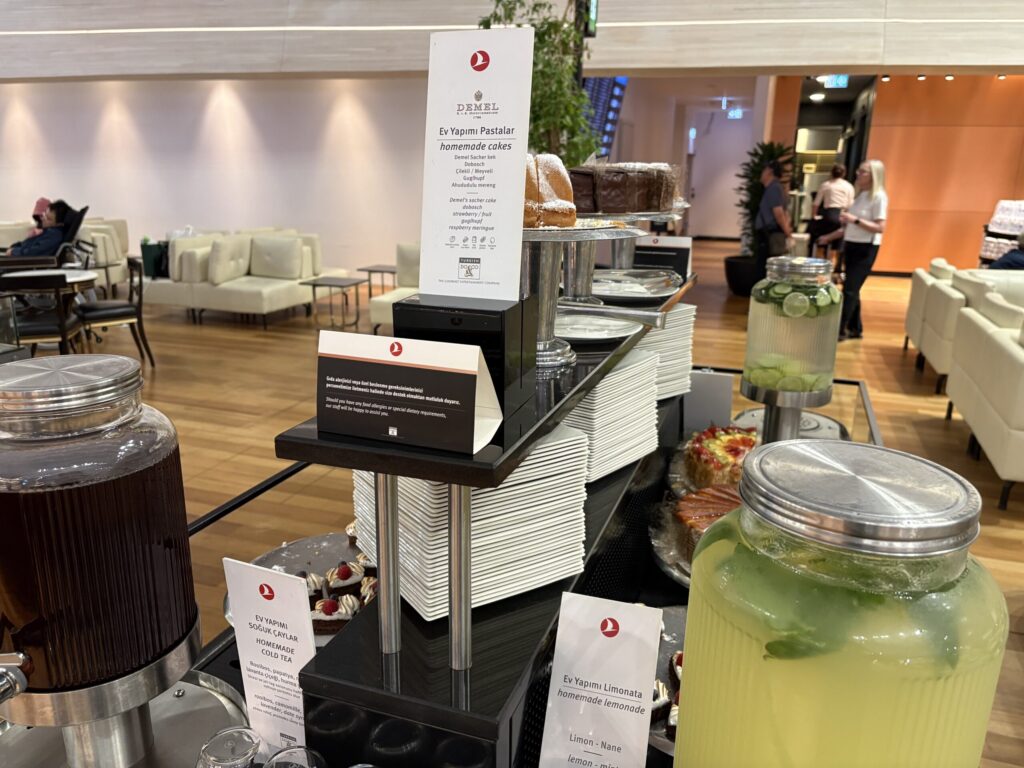 DEMEL Ev Yapımı Pastalar(デメルの自家製ケーキ)(イスタンブール空港・ターキッシュエアラインズ ビジネスラウンジ)