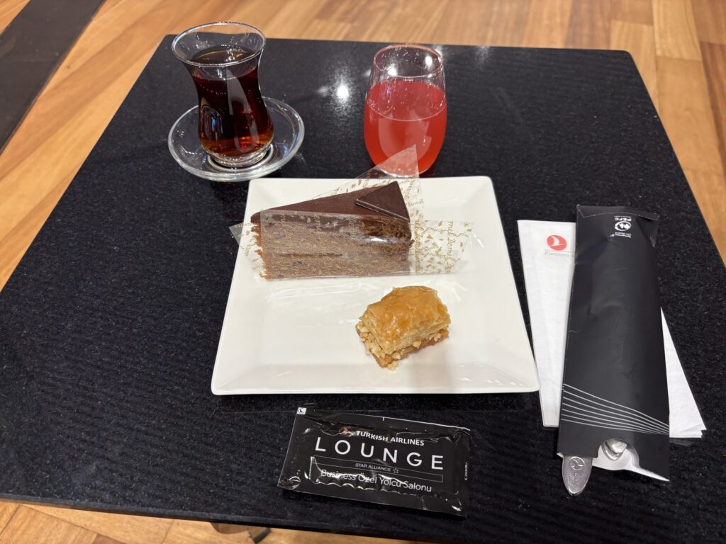 デメルのザッハトルテとバクラバ、ドリンク(イスタンブール空港・ターキッシュエアラインズ ビジネスラウンジ)