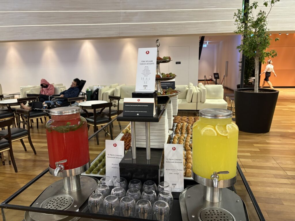 TÜRK TATLILARI(トルコの伝統菓子)(イスタンブール空港・ターキッシュエアラインズ ビジネスラウンジ)